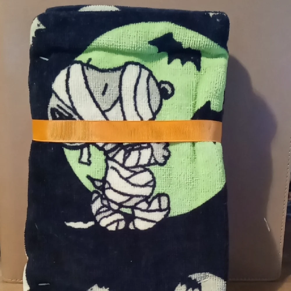 Peanuts Halloween Hand Towels in Black and Green